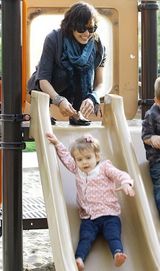 组图：辣妈杰西卡-阿尔芭秀母爱 携爱女逛公园