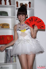 组图：郭书瑶性感天鹅装亮相大秀美腿