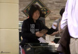 组图：李亚鹏独自进出酒店 母亲逛商场显落寞