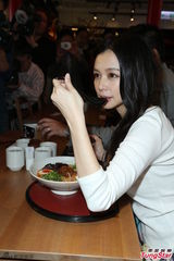 组图：徐若瑄为弟弟站台 白衣长裙文静优雅