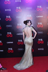 组图：张俪亮相GQ盛典上演美背诱惑