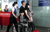 组图：黄晓明与陈可辛同机回京 坐轮椅空乘护送