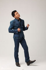 组图：佟大为金秋闲适写真曝光 展现自我最佳状态