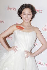 组图：刘心悠婚纱礼服亮相 卓韵芝自曝做“蟹民”