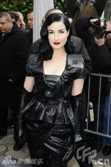 幻灯图：张曼玉现身巴黎秀场 与欧美明星同场竞艳