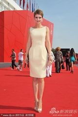 组图：影片《产前忧郁》首映 导演拥两美女演亮相