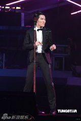 组图：萧敬腾唱《black or white》 向杰克逊致敬