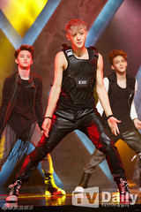 组图：神话打榜夺冠李孝利性感 EXO回归显狼性