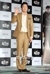 组图：严泰雄朱元新片《特别搜查总部》记者会