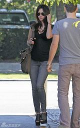 组图：梅根-福克斯和老公继子过周末 美腿修长