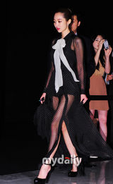 组图：韩彩英大红裙站台十足抢镜 申世京低胸性感