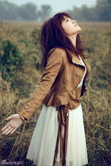 组图：香香拍摄治愈系写真 蜕变成熟小女人