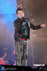 幻灯图：男子乐队Mr.红馆开唱 谭咏麟支持后辈