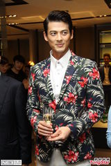 组图：郭品超西装帅气现身 新戏想尝试演反派