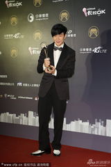 组图：林俊杰4度入围金曲终封王 激动连吻奖杯