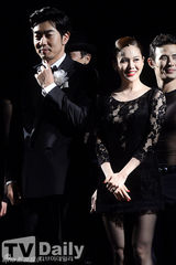 组图：韩星IVY演音乐剧再现七十年代经典