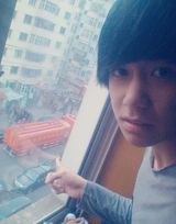 组图：清华校草李润东走红 女妆照生活照颜值爆表