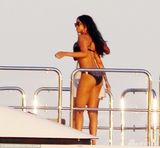 组图：蕾哈娜曝性感度假照 比基尼遮胸露八字奶