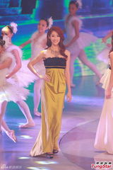 组图：港姐十强首轮问答搞笑 个性礼服展风姿