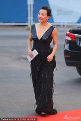 组图：威尼斯闭幕红毯 评委陈冲深V裙美艳