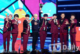 组图：《冠军秀》Super Junior夺首冠 成员兴奋摆剪刀手