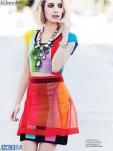 组图：艾玛-罗伯茨彩虹装夏日风情 秀大长腿