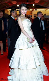 组图：《归来》戛纳酒会 巩俐感慨落泪热聊朗朗