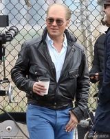 组图：秃顶也有型！约翰尼-德普穿炫酷皮衣赶戏