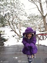 组图：赵薇抱女出游 小四月戴发箍大眼漂亮