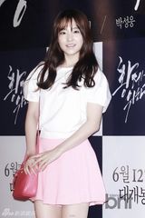 组图：玄彬走红毯人气旺 争相握手显亲和