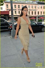 组图：金-卡戴珊裸色深V裙出街 豪乳荡漾显韵味