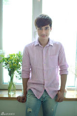 组图：丁祥威曝最新写真 粉色衬衫化身优雅型男
