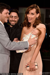 组图：《沉默之像》女星飘逸 剧组带婴儿走红毯