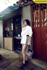 组图：唐艺昕怀旧街道悠然街拍时尚百变