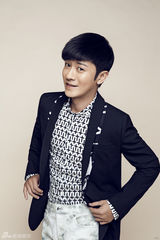 组图：林申清新混搭风 招牌笑容释放致命吸引力