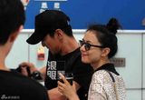 独家：高圆圆机场送赵又廷离京 闸口秀恩爱