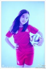 组图：李咏女儿变身足球宝贝 美少女活力四射
