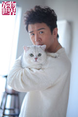 组图：郭家铭携萌猫拍写真 场面倍感温馨