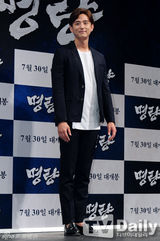 组图：《鸣梁》发布会 戏骨崔岷植演朝鲜名将