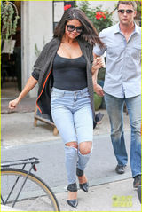 组图：赛琳娜出街上围激增 紧身凸点汗湿娇羞