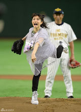 组图：石原里美棒球发球式 左手发球英姿飒爽