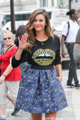 组图：妮娜-杜波夫获众化妆师伺候 粉丝围堵显风情万种