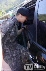 组图：韩星生菜退伍不见笑颜 曾卷特惠入院风波