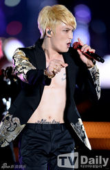 组图：JYJ热力开唱 金在中秀胸肌纹身隐现(朴有天/金俊秀)