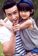 组图：贝儿梳丸子头变小清新 网友赞大长腿美女