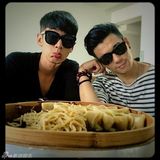 组图：柯震东一家月初游内蒙 爸妈恩爱哥哥帅气