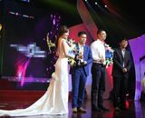 组图：金莎白色贴身长裙秀美背 笑容甜美