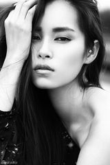 组图：田蕾希黑白大片曝光 性感冷艳神色撩人