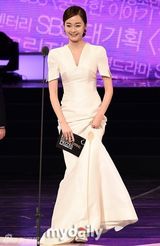 组图：SISTAR等偶像团体献唱韩国广播颁奖礼