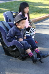 组图：姐姐粉衣开心荡秋千 新西兰湖畔秀光腿